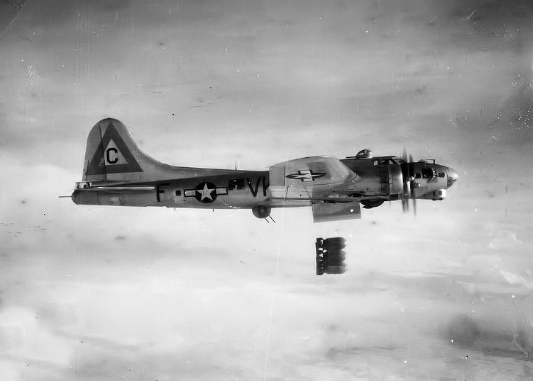 303rd Bomb Group B-17 from RAF Molesworth dropping bombs during the Second World War
