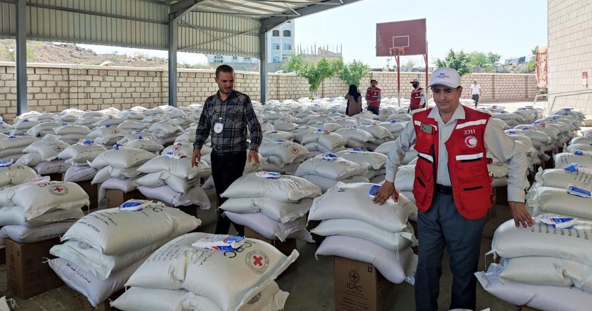 ICRC workers prepare food aid for displaced families in Taiz during the Yemen humanitarian crisis