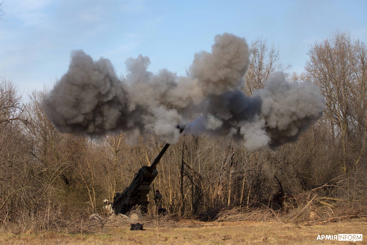 A Ukrainian M777 howitzer of the 406th Artillery Brigade fires in the Kherson region, sending up a large cloud of smoke — Starlink disruptions Ukraine military file photograph