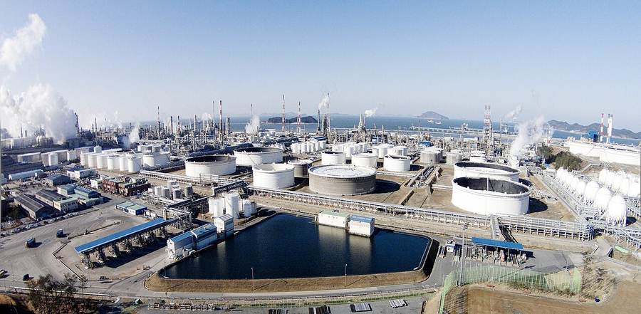 Oil refinery and petrochemical complex illustrating Ukraine refinery strikes cost Russia 1% GDP