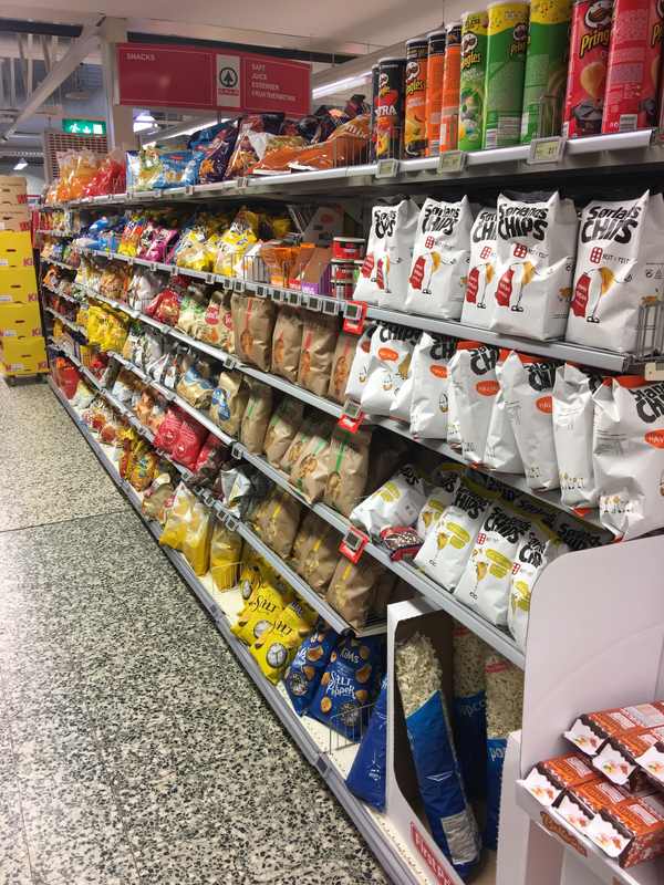 Supermarket snack aisle illustrating PepsiCo North America sales pressure