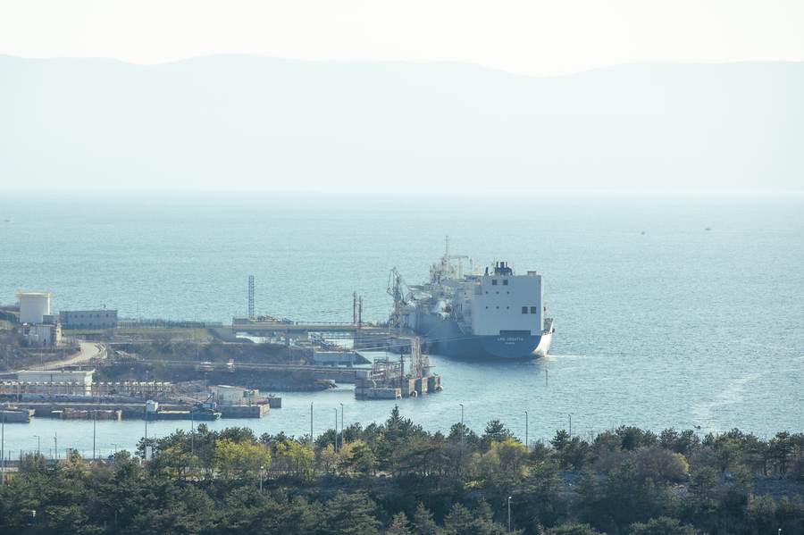 An oil tanker underway at sea. Tanker traffic through the Strait of Hormuz faces attacks and UKMTO warnings, choking global crude flows.