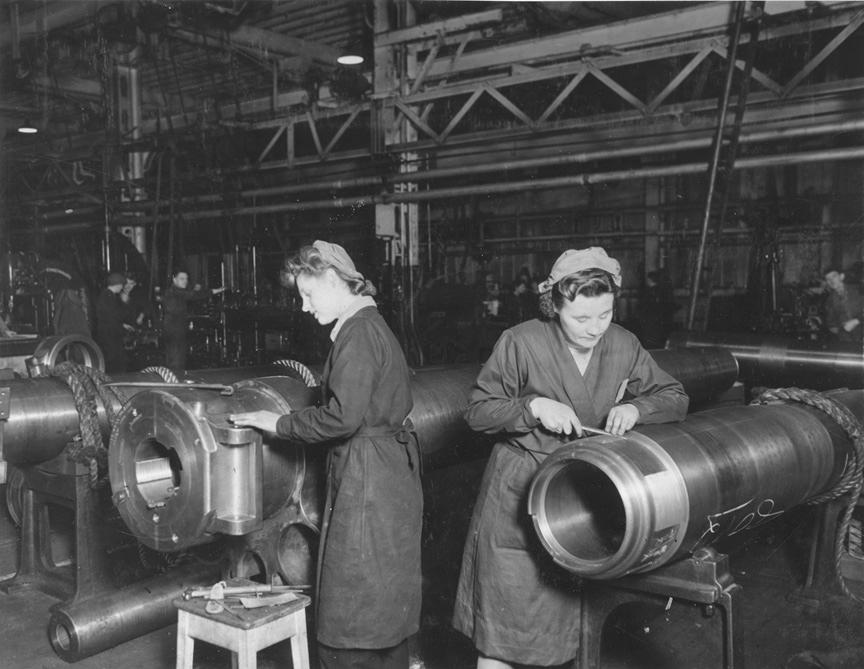 Historical photo of workers fitting breech blocks at the Elswick Works, the kind of large-calibre gun manufacturing Britain is reviving at Telford