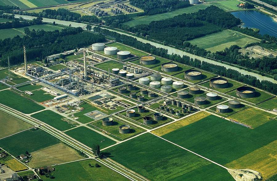 European refinery complex illustrating the Europe diesel shortage 2026 and emergency reserve supply chain