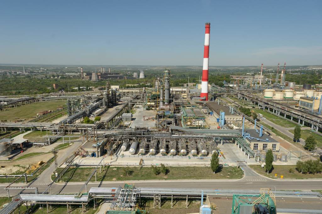 Russian oil refinery complex illustrating the Novoshakhtinsk refinery shutdown after a reported Ukrainian drone strike