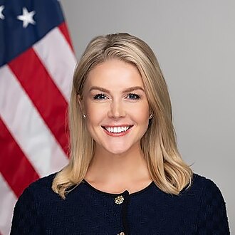 Karoline Leavitt in her official 2025 White House portrait.