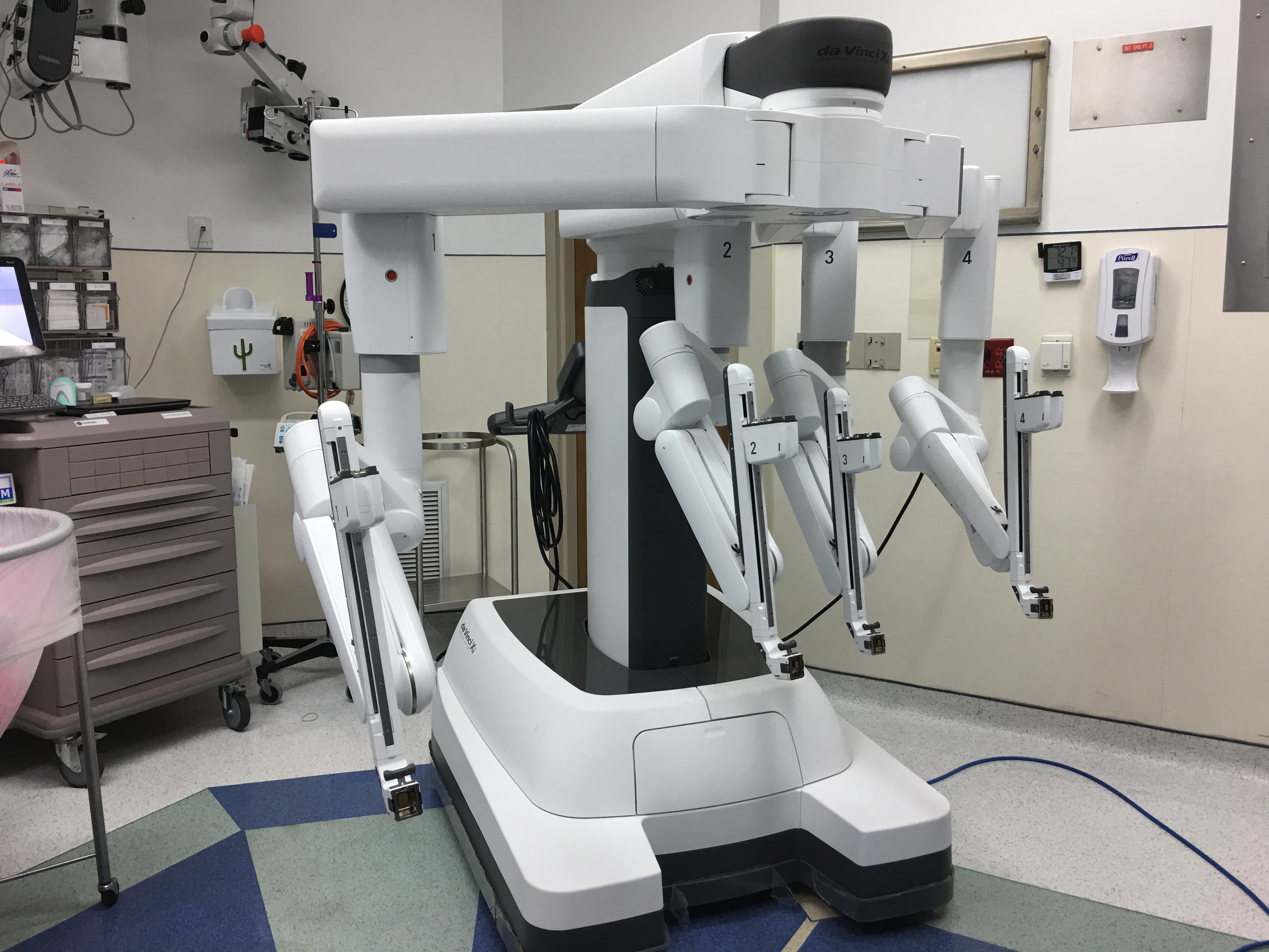 Intuitive Surgical earnings — a da Vinci Xi robotic surgical system in a hospital operating room