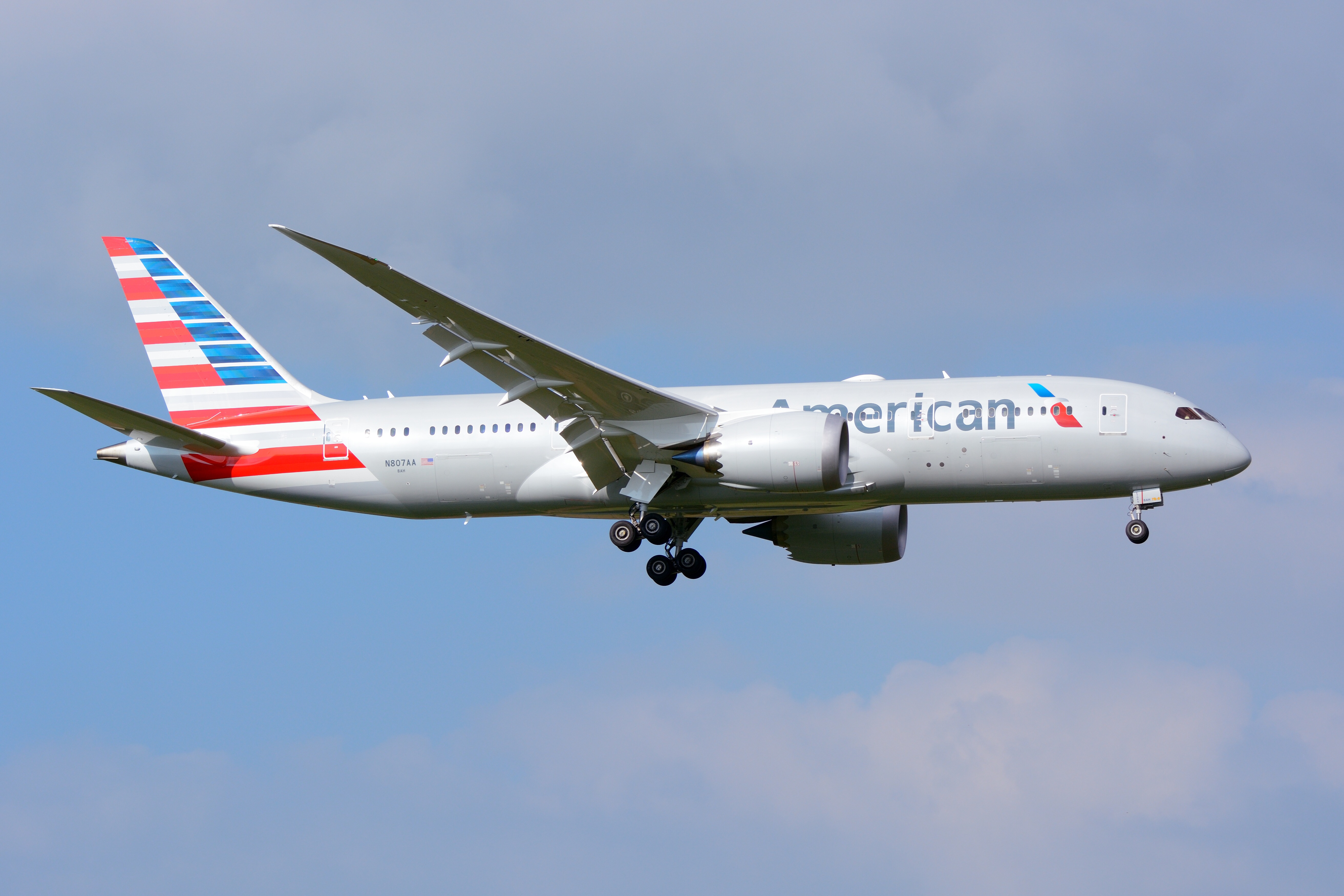 American Airlines Boeing 787-8 Dreamliner, the same aircraft type as Flight 41 in the American Airlines O'Hare blown tire landing
