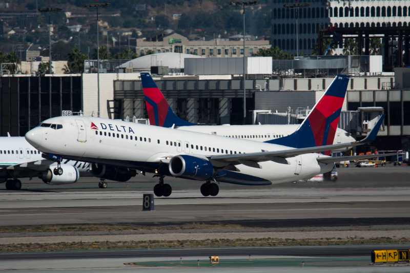 Delta Air Lines Boeing 737 approaching LAX as higher fuel costs pressure airline earnings