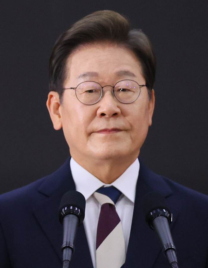 South Korean President Lee Jae Myung, who threatened Ukraine over the North Korean POW transfer