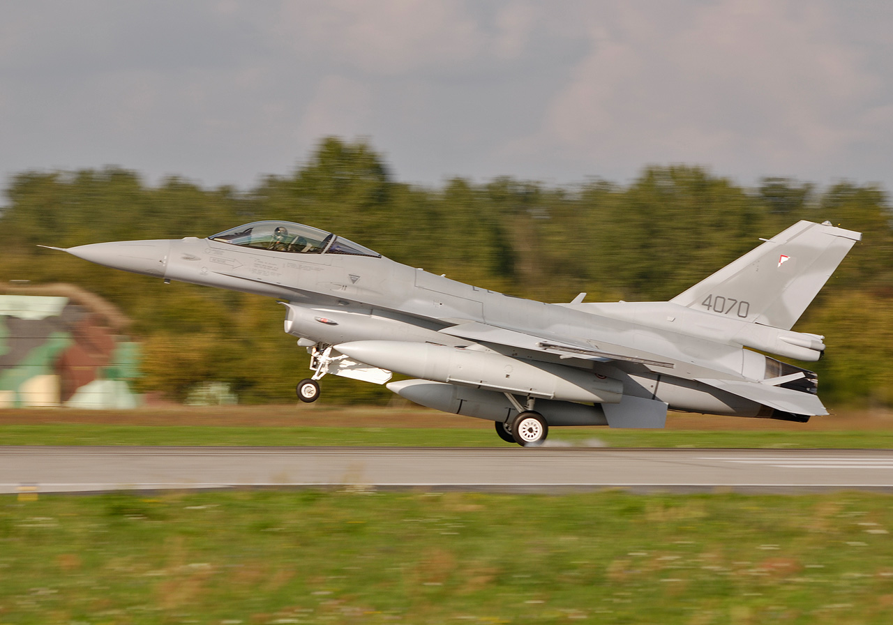 Polish Air Force F-16 Jastrząb taking off, illustrating NATO jets scrambled in Poland and Romania during attacks on Ukraine