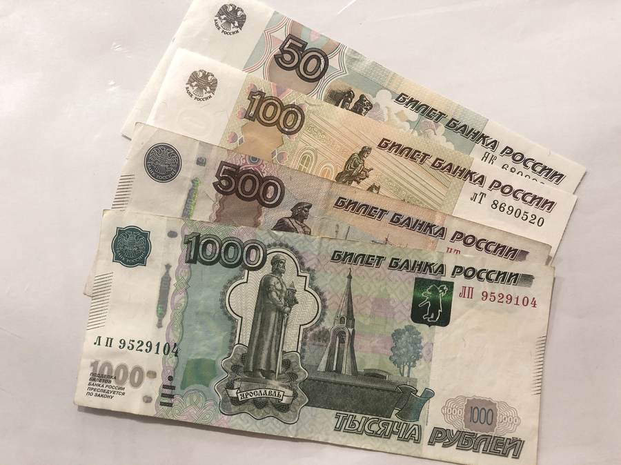 Russian ruble banknotes illustrating the ruble backing behind the sanctioned A7A5 crypto token
