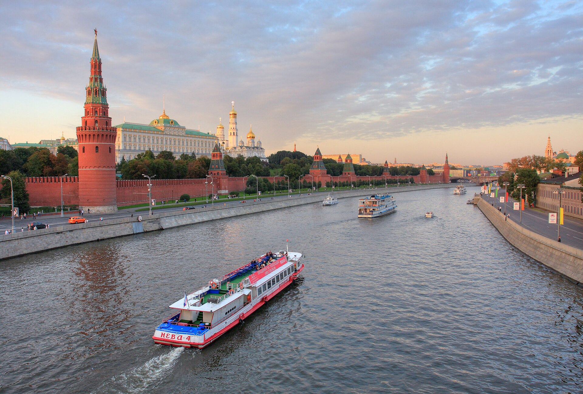 The Moskva River and the Kremlin at dusk — Ukraine 1000 drones Russia wave reached the capital overnight