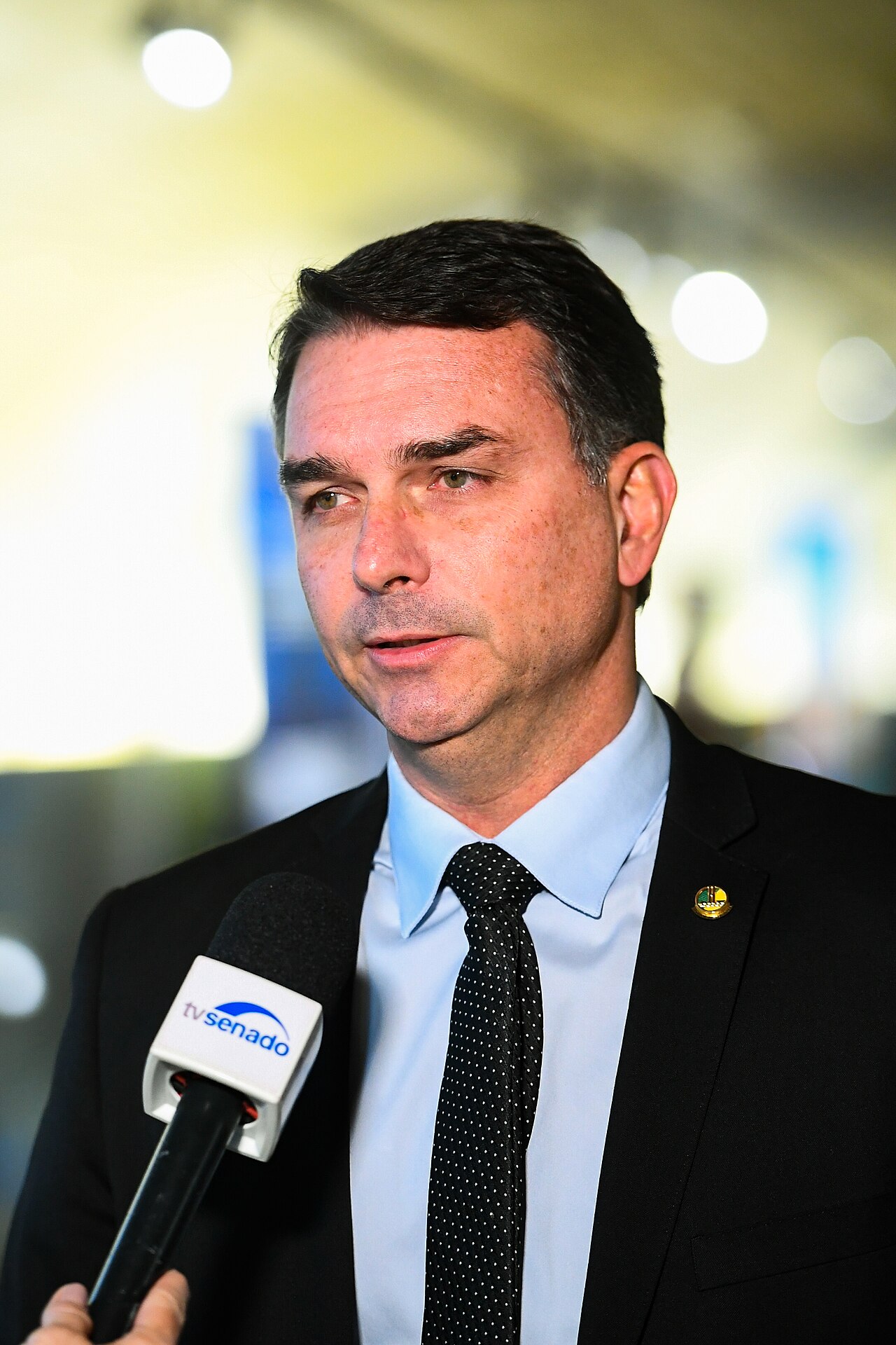 Flávio Bolsonaro giving an interview in Brasília in June 2025 — a file photograph from before the Flavio Bolsonaro declares himself leader claim he made from Miami in October 2026