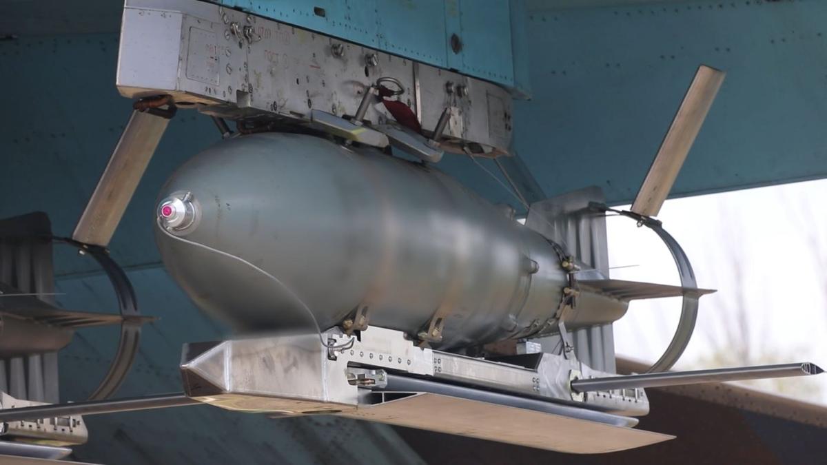 Close view of a Russian FAB-500T bomb fitted with a UMPK wing and guidance kit, an example of the glide-bomb category used in Ukraine