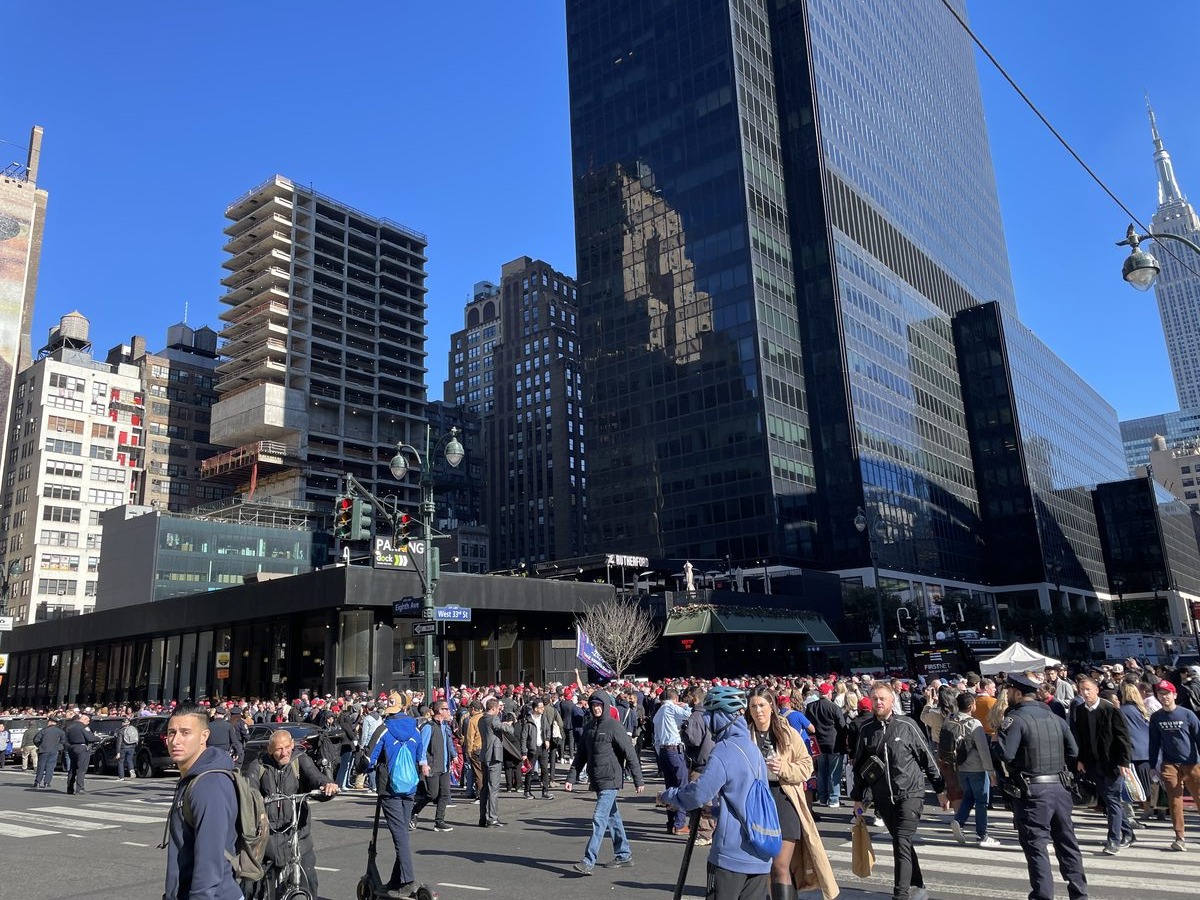 Crowd waiting for a Donald Trump rally, illustrating the Trump Fox News feud over rally coverage