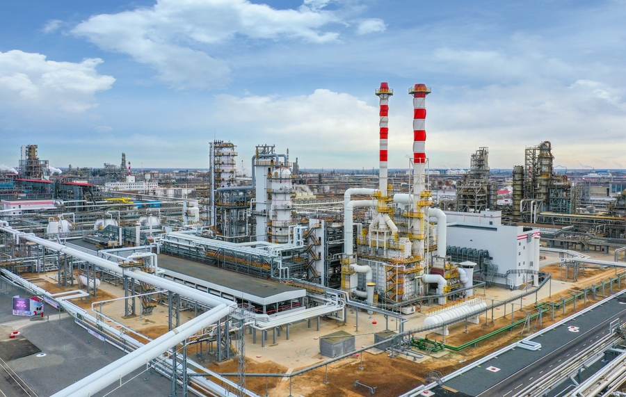 Russian oil-processing facility in a file photograph illustrating Ukraine's reported Samara strike