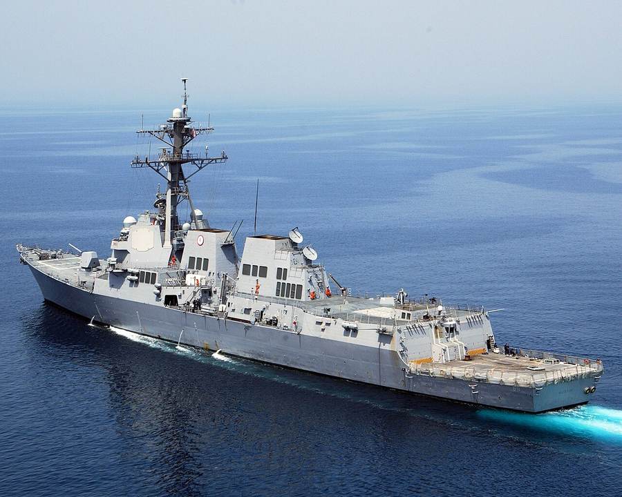 U.S. Navy guided-missile destroyer USS Mustin in the Persian Gulf, illustrating forces that could enforce a blockade of Iranian ports