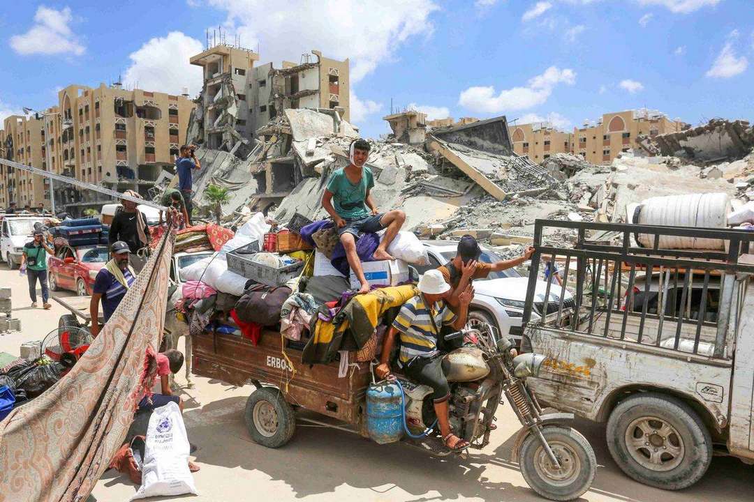 Palestinian families leaving the Hamad quarter in Khan Younis after an Israeli military evacuation warning