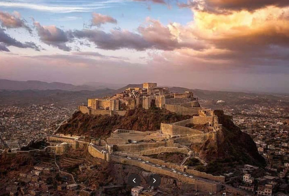 Al-Qahira Castle above Taiz, the historic fortress overlooking the old city — Taiz Yemen siege file photograph