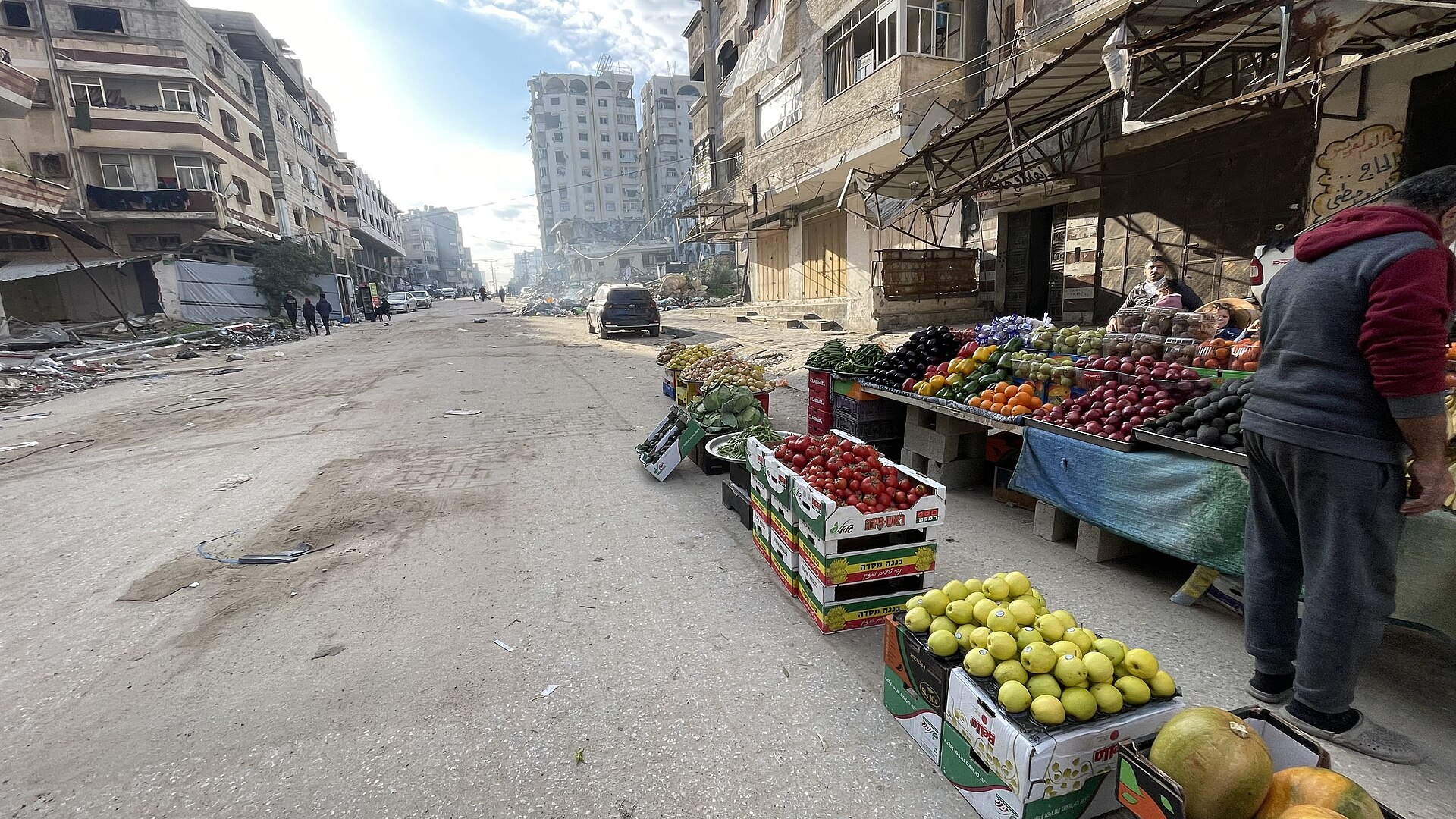 A vegetable stall stocked with tomatoes, apples and greens at a Gaza market after the ceasefire — Gaza commercial goods halt file photograph