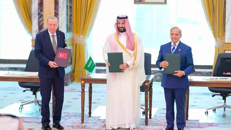 Saudi, Turkish and Pakistani officials at the signing of their 2026 defense agreement