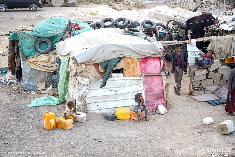 Displaced Yemeni families living in improvised shelters amid the Yemen displacement crisis