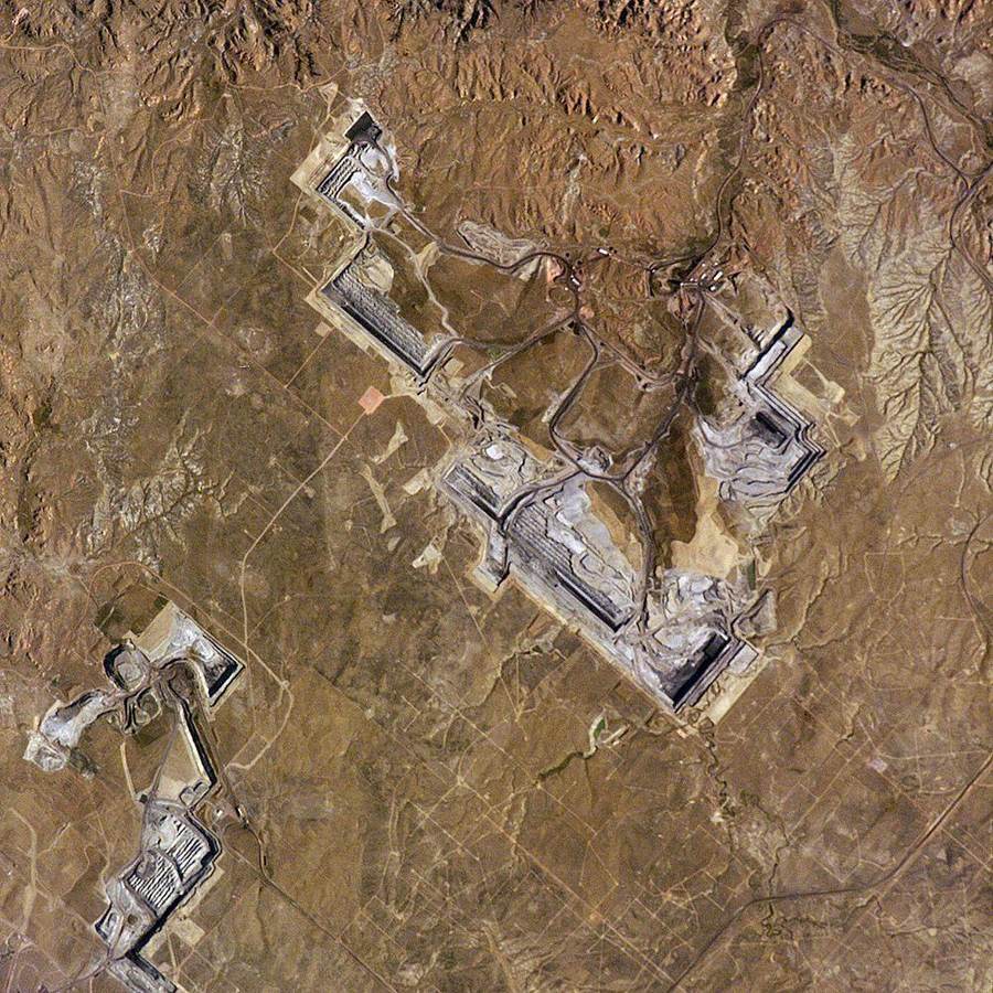 Aerial view of the North Antelope Rochelle coal mine in Wyoming's Powder River Basin — China agreed to buy 10 million metric tons of US coal a year in 2027 and 2028 under the Trump–Xi summit deal.