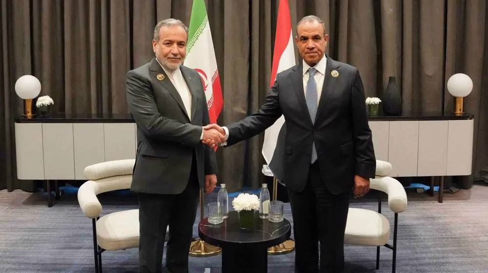 Iranian Foreign Minister Abbas Araghchi shaking hands with Egyptian Foreign Minister Badr Abdelatty in Baghdad on October 17, 2026