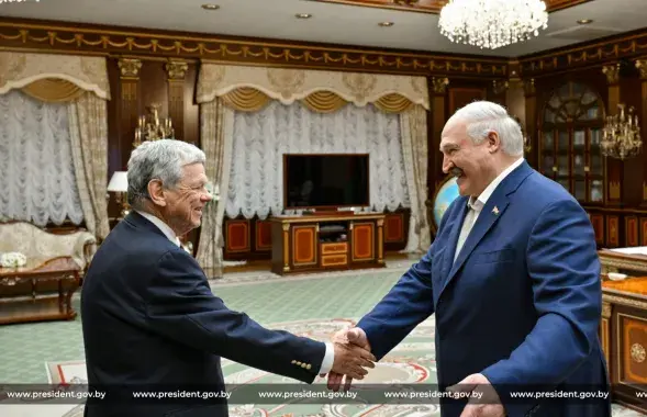 John Coale meets Belarusian President Alexander Lukashenko during prisoner-release negotiations