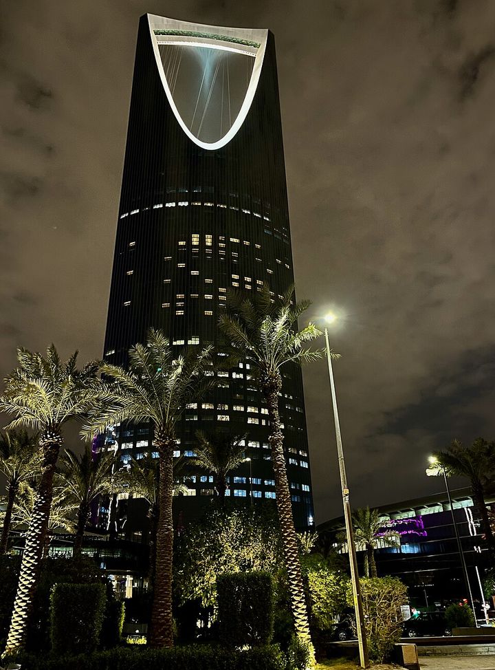 The Kingdom Centre tower in Riyadh at night — the Saudi capital toward which the coalition said two Houthi drones were launched on September 26, 2026. File photograph by Hamza A. Durrani via Wikimedia Commons.