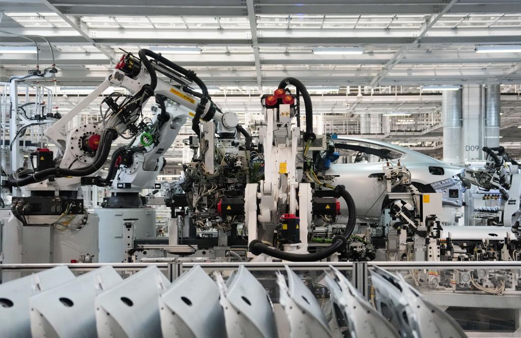 Robotic arms welding car bodies on a Chinese production line — high-tech manufacturing grew 15.3 percent in September, the fast lane of China's two-speed economy, file photo