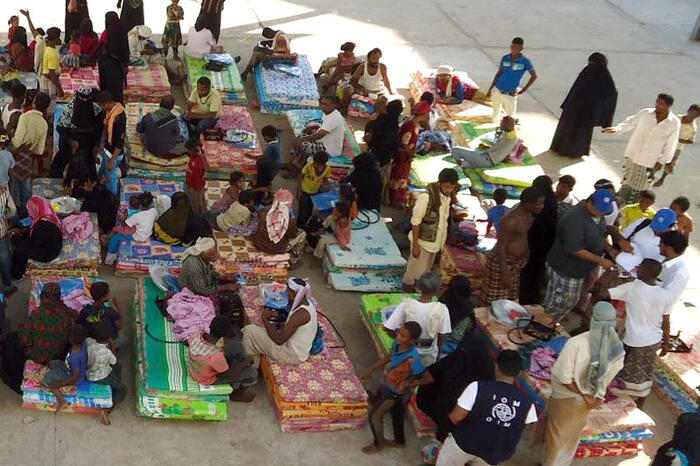 Displaced Yemeni families gathered with bedding and household belongings during an earlier IOM registration effort