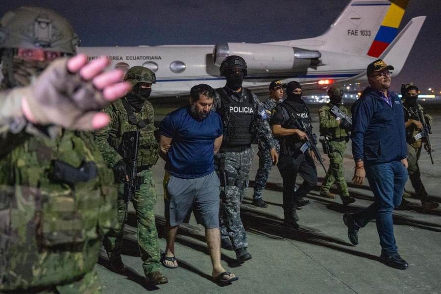 Los Choneros leader José Adolfo Macías, known as Fito, escorted by armed officers in Ecuador after his 2025 recapture