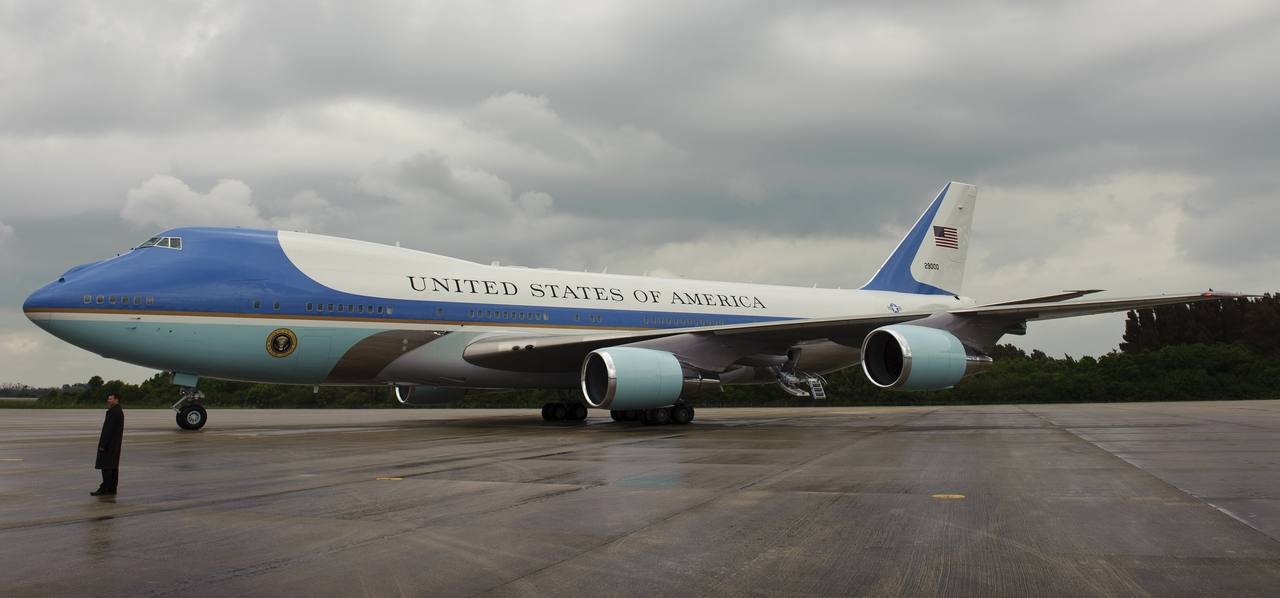Air Force One VC-25A in flight — the White House barred CNN from the press cabin on President Trump's Tennessee trip