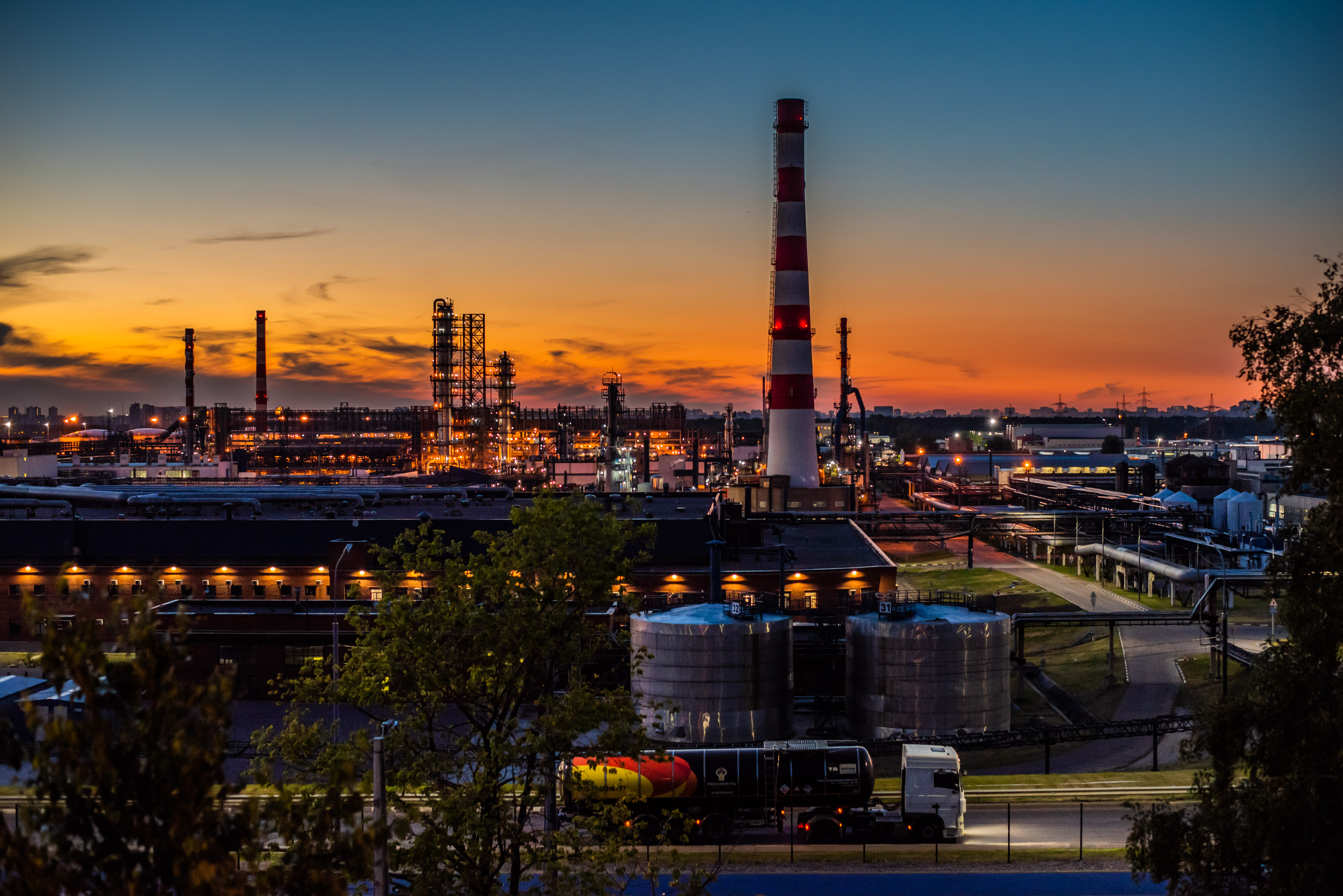 Moscow oil refinery — Russian refining and export revenues under pressure from sanctions and strikes