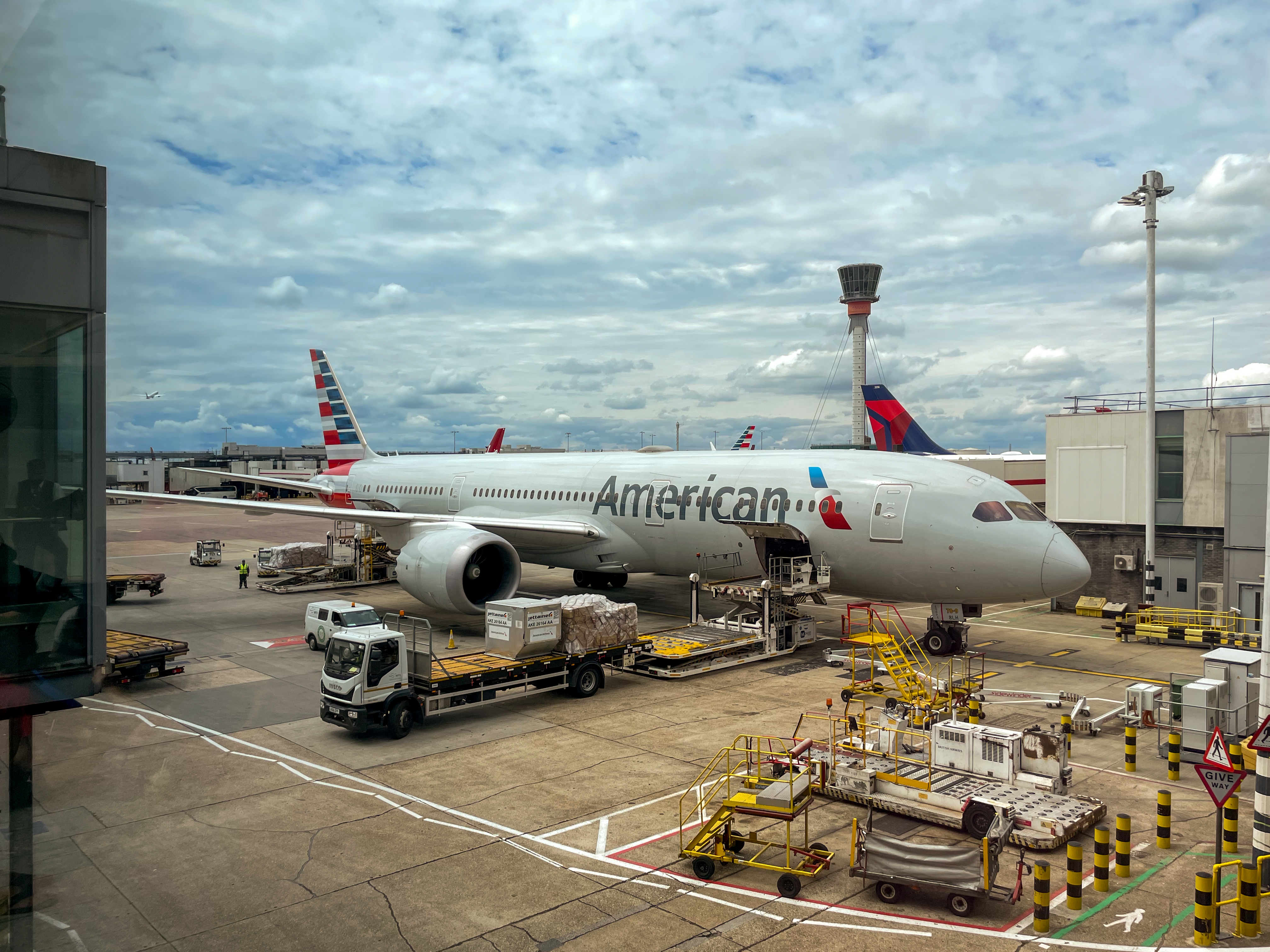 American Airlines Boeing 787-9 Dreamliner at London Heathrow, sister type in the fleet affected by the American Airlines O'Hare blown tire investigation