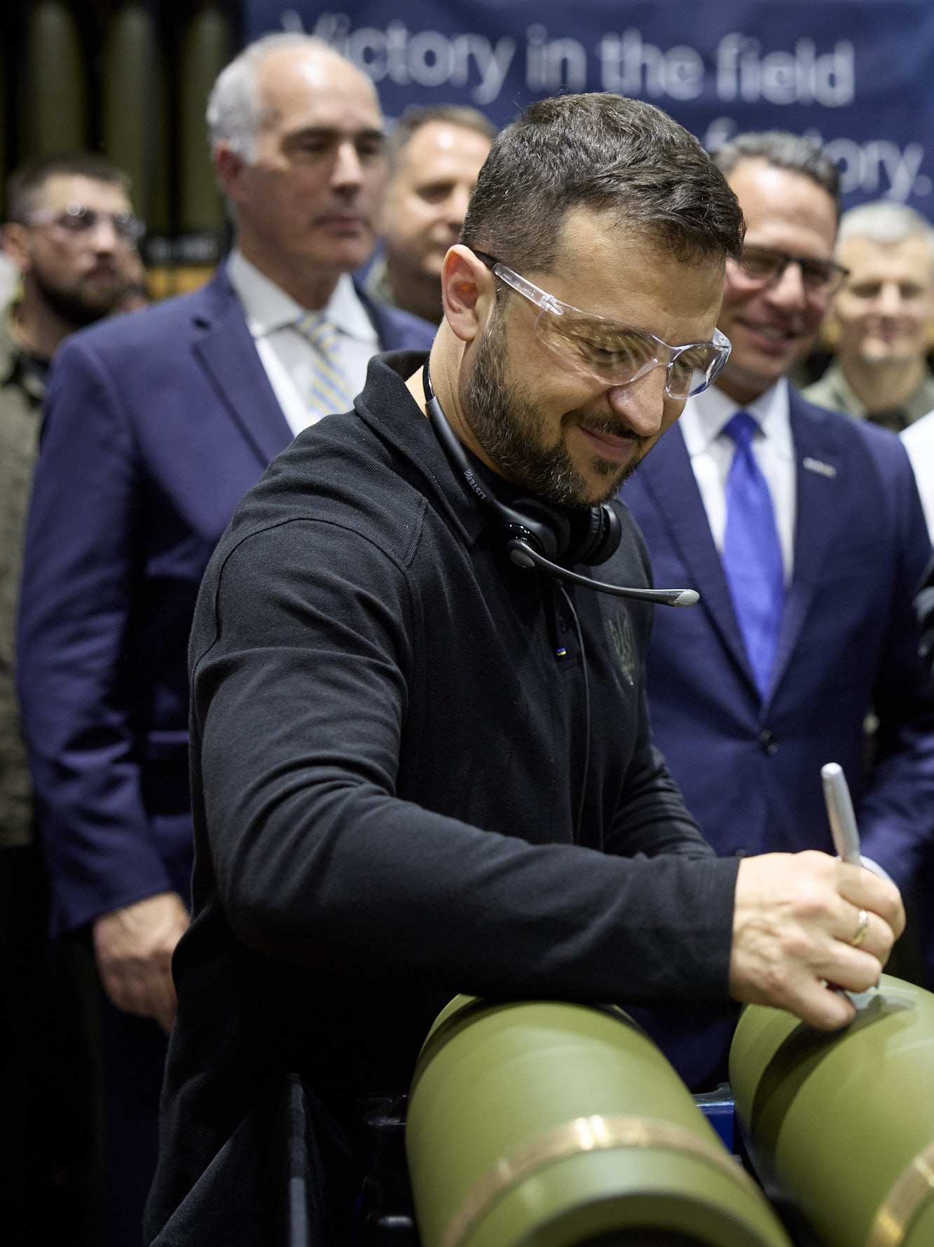 Zelenskyy signs artillery shells at Scranton Army Ammunition Plant — Ukraine ammunition procurement