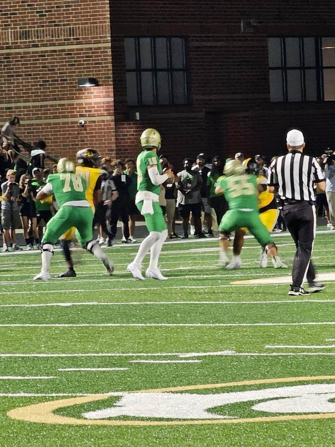 Oregon backup quarterback Dylan Raiola carrying the football in game action