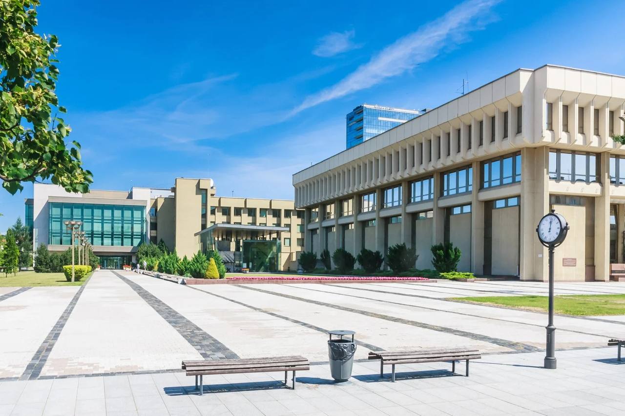 Lithuanian parliament (Seimas) building in Vilnius — center of the Lithuania nuclear weapons Russia threat debate after the Seimas voted to advance lifting the nuclear weapons ban