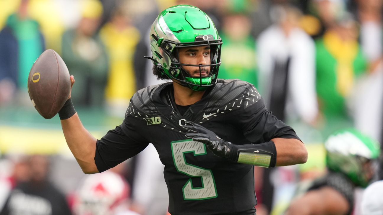Oregon quarterback Dante Moore prepares to pass during a 2025 game