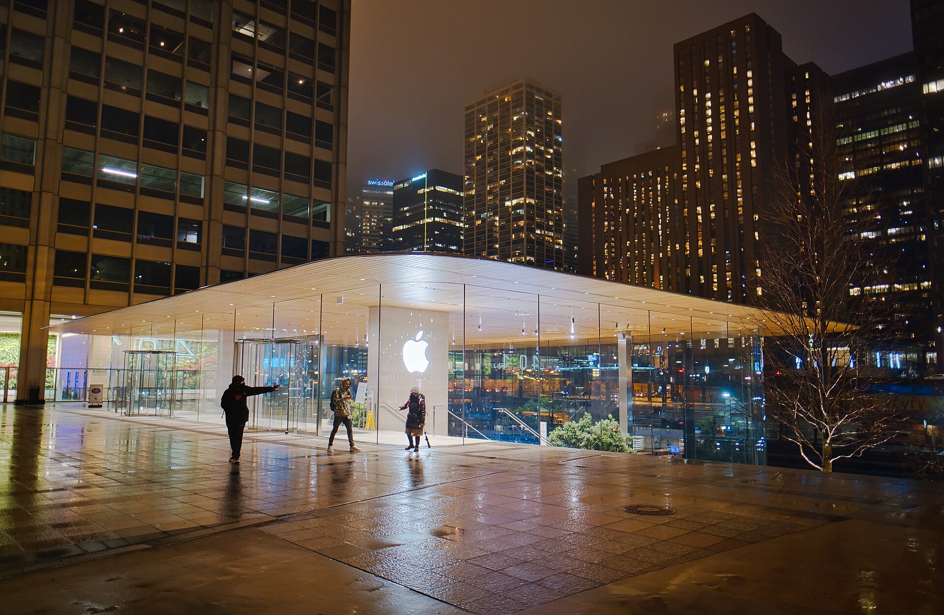 Apple Store on Michigan Avenue in Chicago at night — Apple Stores opened Friday for iPhone Duo launch day