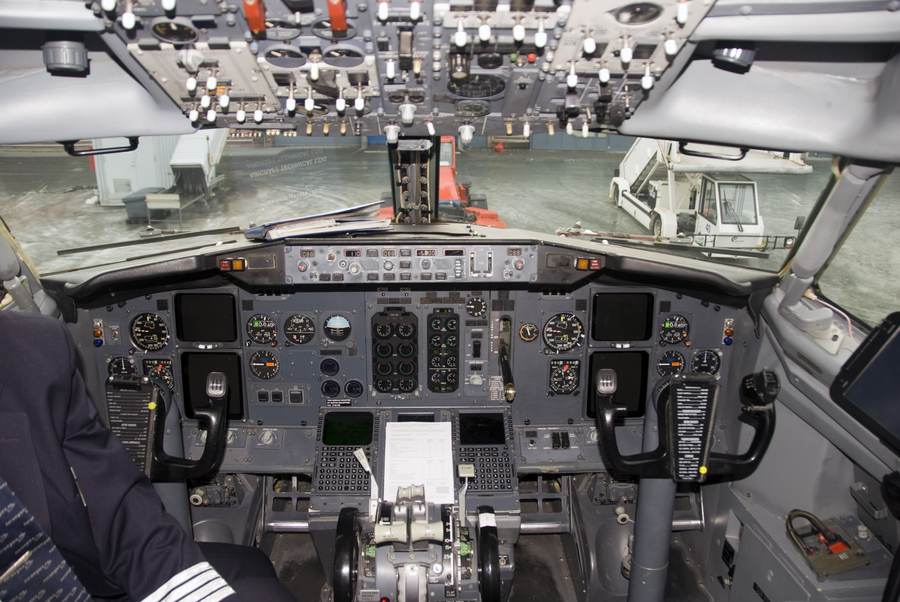 Boeing 737 cockpit showing the reinforced flight-deck environment central to the FZ1073 security debate
