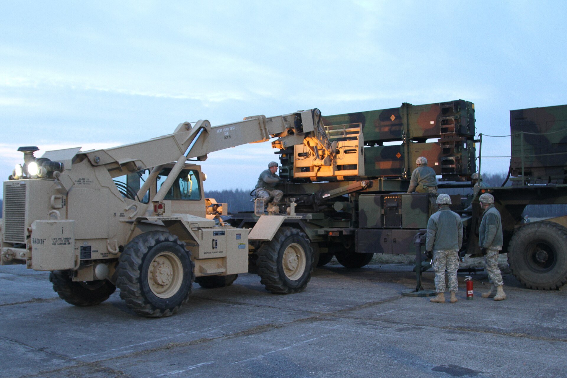 U.S. Army soldiers load rockets onto a Patriot launcher — the interceptors at the centre of the Ukraine Patriot missile delay