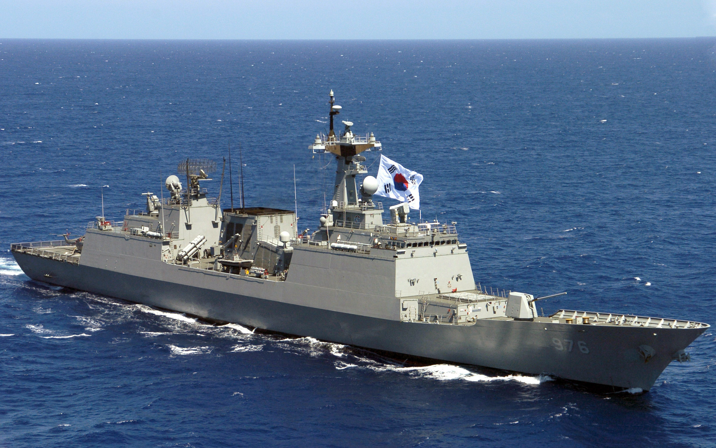 The South Korean destroyer ROKS Munmu the Great (DDH 976) underway at sea, flying the South Korean flag