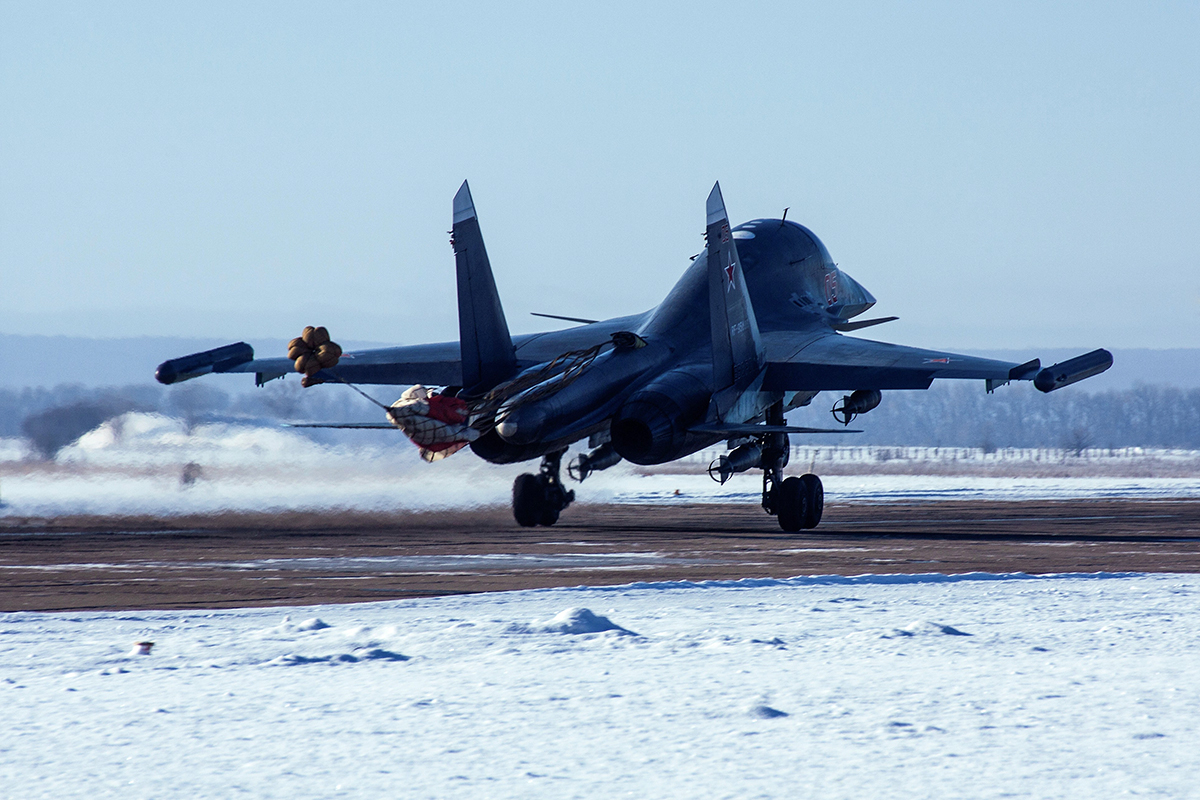 A Russian Su-34 fighter-bomber landing with its brake parachute deployed — Su-34 destroyed Marinovka airfield target aircraft file photo