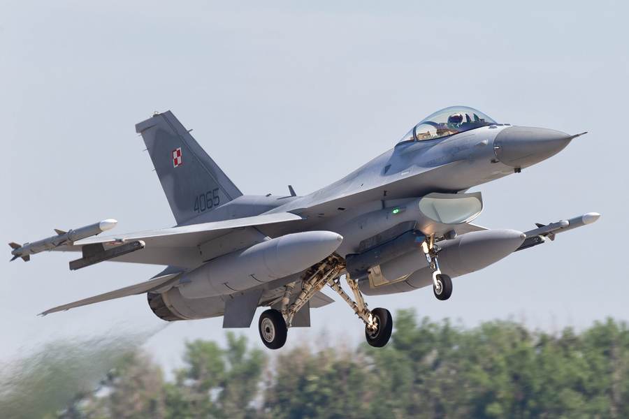 Polish Air Force F-16 Jastrzab fighter landing as Poland changes air defense shoot-down rules in October 2026