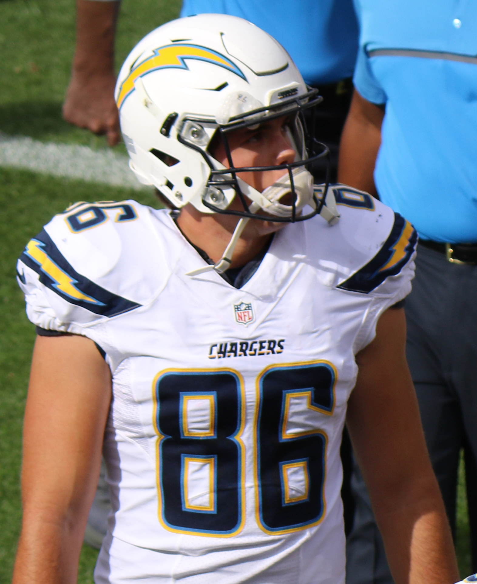 Hunter Henry tight end caught a 7-yard touchdown pass from Drake Maye against the Jets