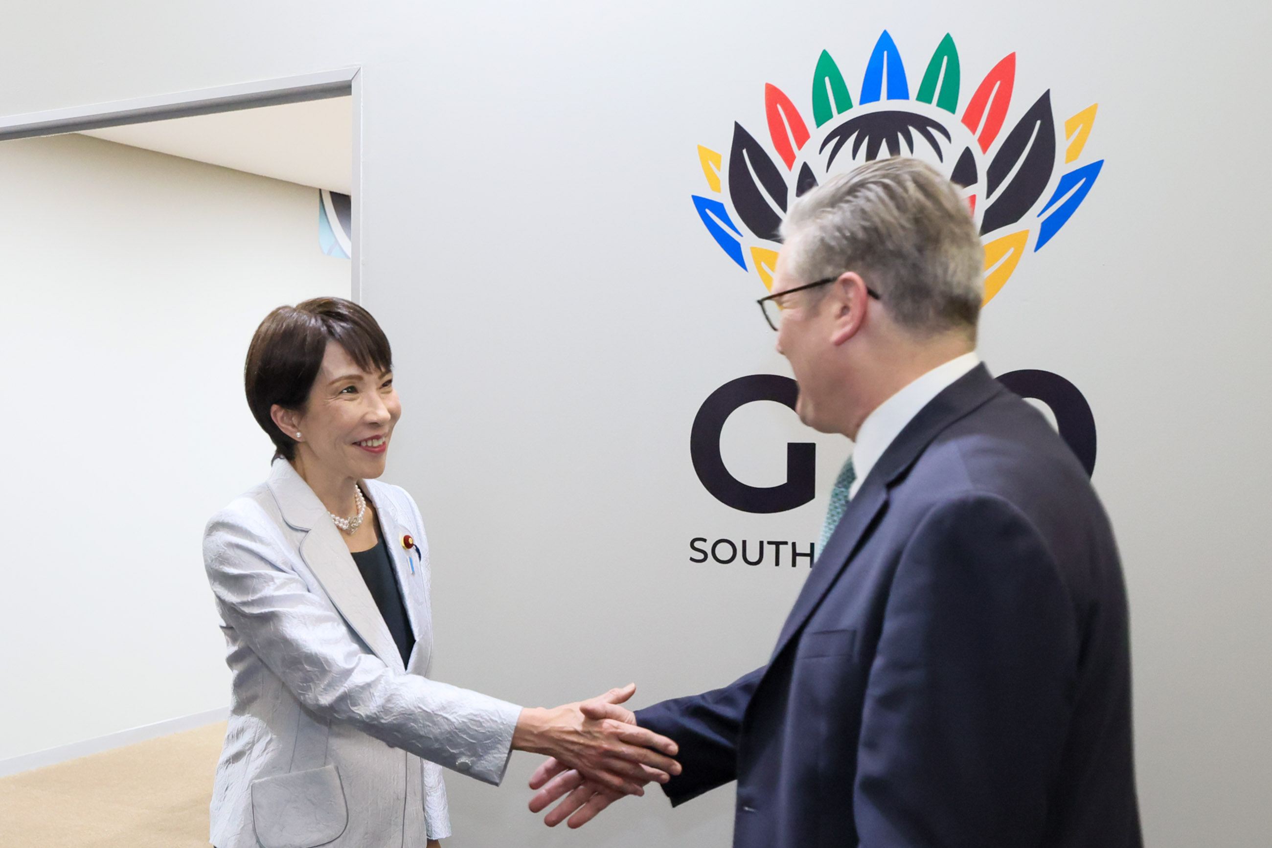 Sanae Takaichi meeting Keir Starmer at the G20 summit in South Africa