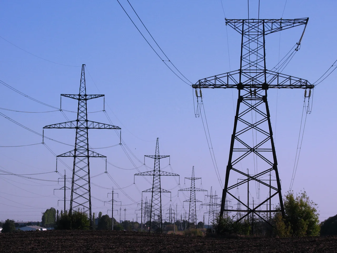 Ukraine 330 kV electricity pylons illustrating the power grid threatened by Russia winter attacks